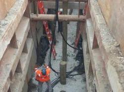 一个工人正在安装桩来支撑新的下水道和排水管
